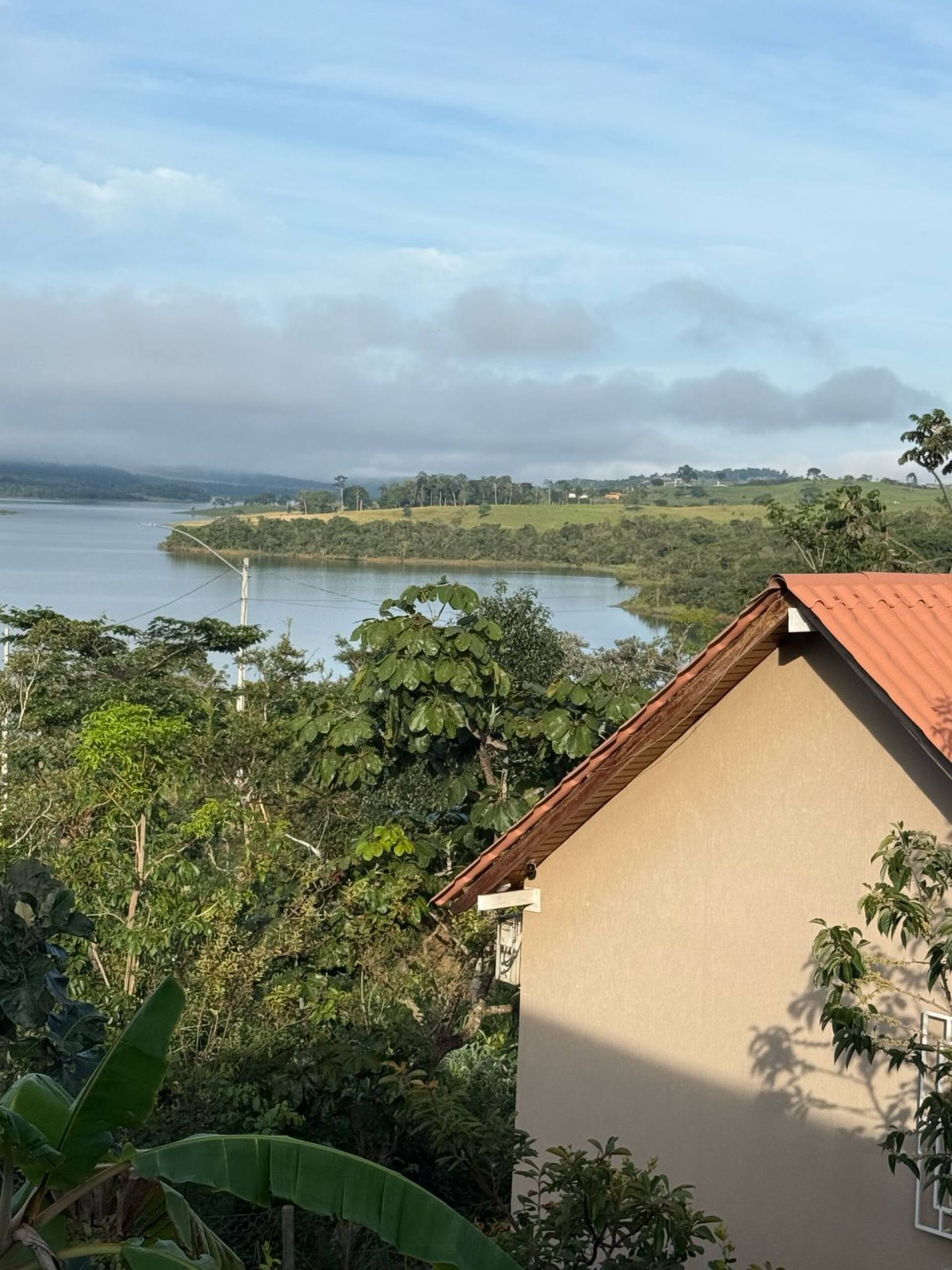 Vista para o lago a partir da propriedade