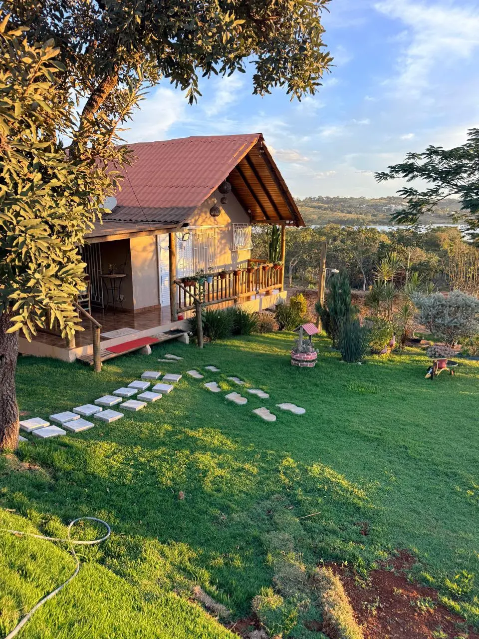 Chalé Pôr do Sol com jardim e vista para o lago ao entardecer
