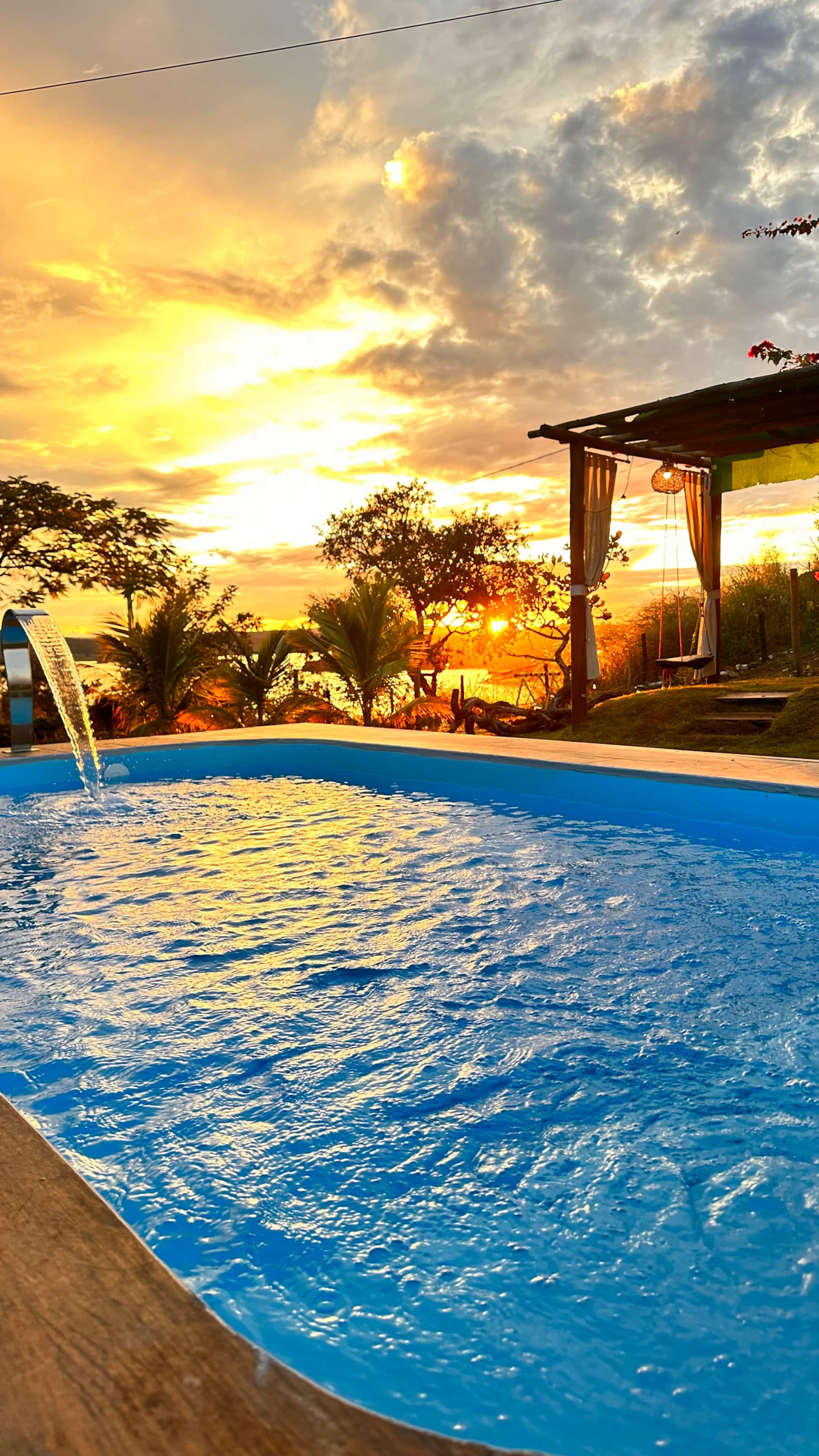 Pôr do sol visto da piscina do Chalé Pôr do Sol